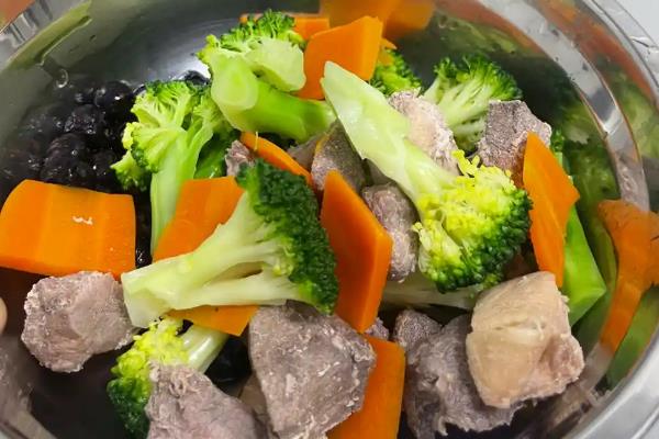 松狮吃什么，可以喂食天然的狗粮、肉类、水果等