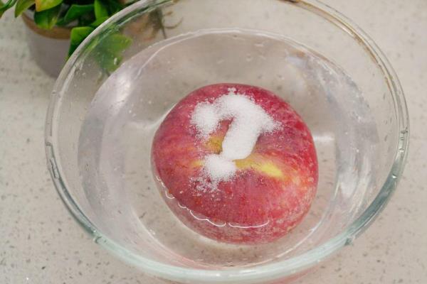 清洗蔬菜水果的农药残留的方法,可以使用醋、面粉、食盐浸泡