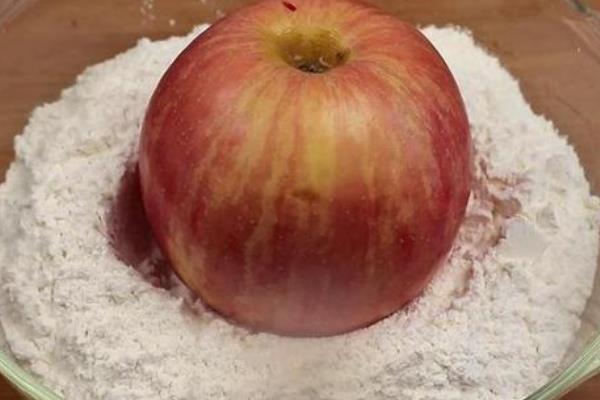 清洗蔬菜水果的农药残留的方法,可以使用醋、面粉、食盐浸泡