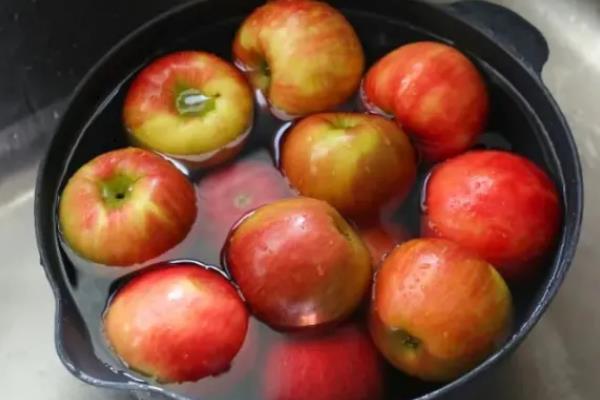 清洗蔬菜水果的农药残留的方法,可以使用醋、面粉、食盐浸泡