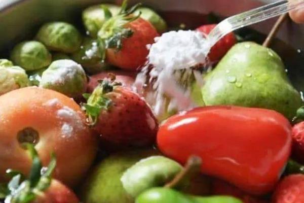 清洗蔬菜水果的农药残留的方法,可以使用醋、面粉、食盐浸泡