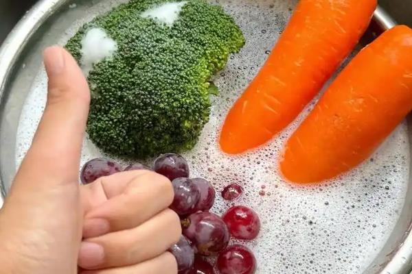 清洗蔬菜水果的农药残留的方法,可以使用醋、面粉、食盐浸泡