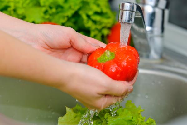 清洗蔬菜水果的农药残留的方法,可以使用醋、面粉、食盐浸泡