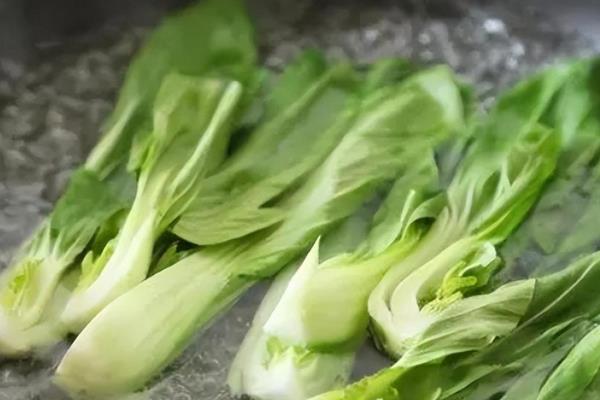 清洗蔬菜水果的农药残留的方法,可以使用醋、面粉、食盐浸泡