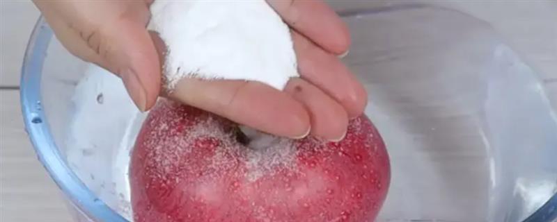 清洗蔬菜水果的农药残留的方法，可以使用醋、面粉、食盐浸泡