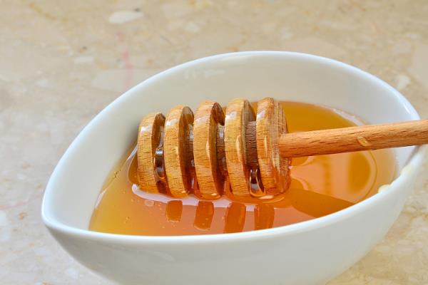 土蜂蜜结晶后是哪种颜色，呈浅黄色或乳黄色的油脂状