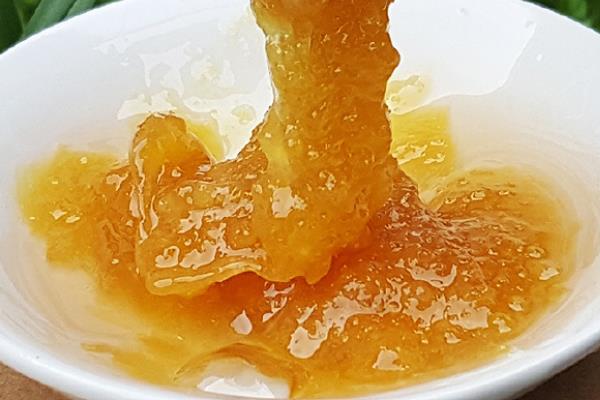 土蜂蜜结晶后是哪种颜色，呈浅黄色或乳黄色的油脂状