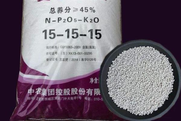 复合肥和水溶肥有什么区别，营养成分、使用方式和用量、作用效果均不同