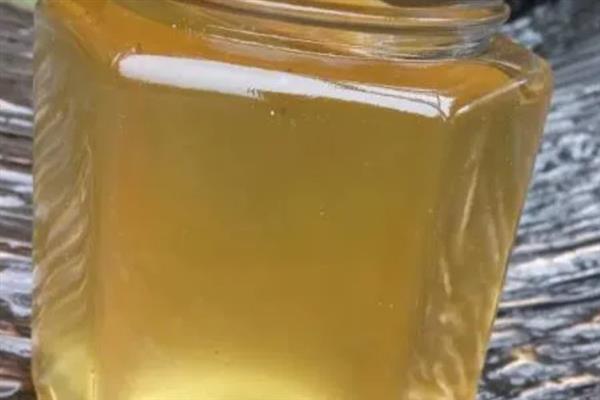 没有摇蜜机如何取蜂蜜，只能采用传统方式取