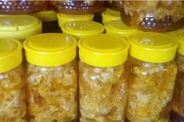 没有摇蜜机如何取蜂蜜，只能采用传统方式取