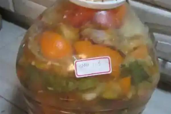 鸡蛋壳发酵做肥料的方法，洗净后用容器密封并放在有阳光的地方
