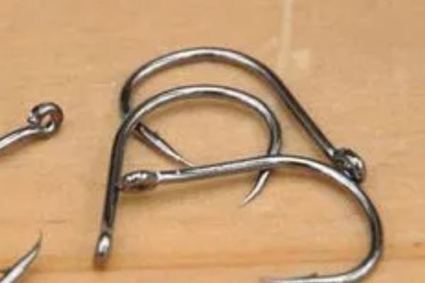 伊势尼鱼钩的钩型特点，特点是钩条粗、钩门宽、钩柄短等