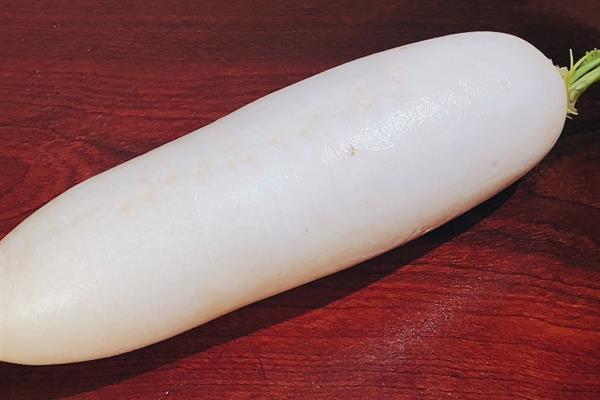 白萝卜的品种，常见的有长春大根、白玉大根等
