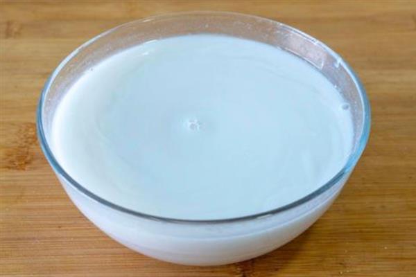 兔子脚皮炎的原因，可能是笼子底部或地面不平或脚部被刮伤