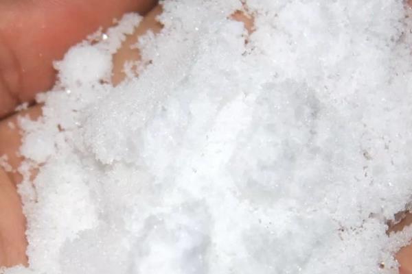 碳铵和磷矿粉如何区分，可以观察颜色或闻气味等