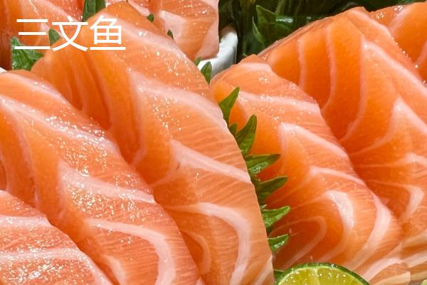 怎么快速鉴别三文鱼和虹鳟鱼，虹鳟鱼有一条从身体上部连接到尾部的红线