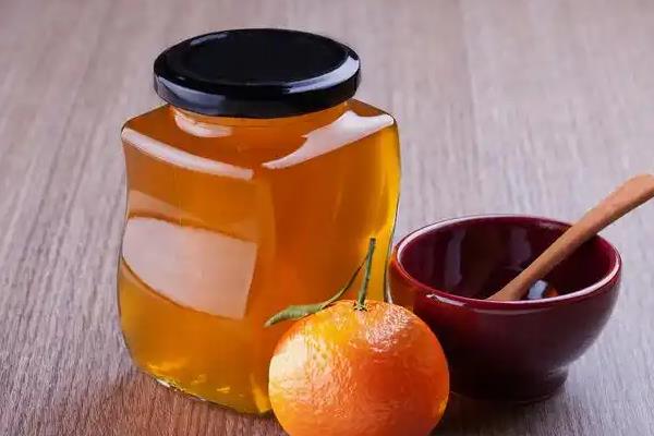 油菜蜜和槐花蜜对比，色泽和口感均不同