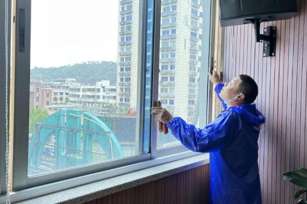 猫咪总是喜欢待在窗边的原因，主要存在调节体温、视察领地等4个因素