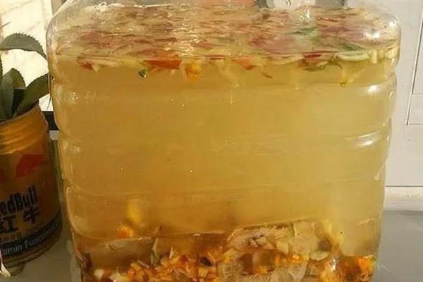 怎么用橙子皮制做花肥，切碎后装入瓶中发酵
