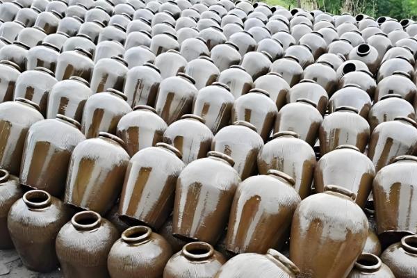 酿葡萄酒的方法，首先挑选熟透了的葡萄