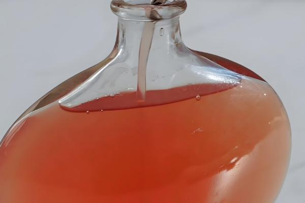 酿葡萄酒的方法，首先挑选熟透了的葡萄