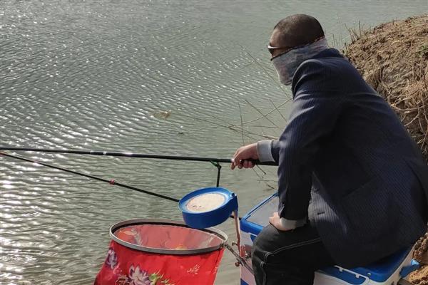 黑坑的钓鱼技巧，根据鱼的习性及时调整战术和钓法