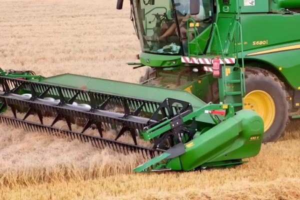 联合收割机工作堵塞原因,可能是中央搅龙堵塞所致