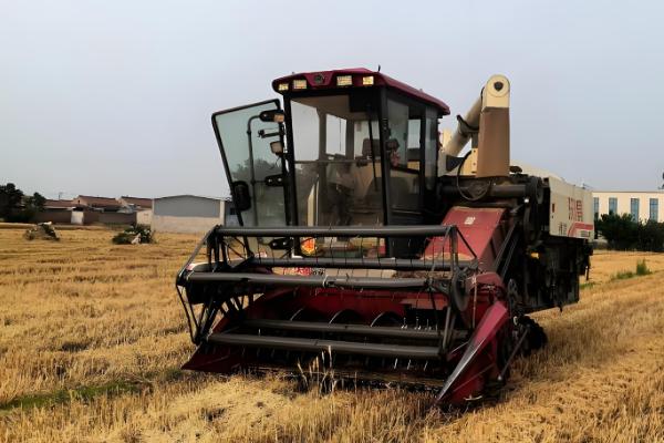 联合收割机工作堵塞原因,可能是中央搅龙堵塞所致