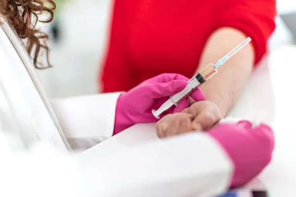 被蜜蜂蛰了如何解决，拔出毒刺再用肥皂水清洗伤口