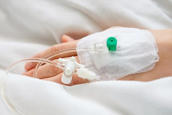 被蜜蜂蛰了如何解决，拔出毒刺再用肥皂水清洗伤口