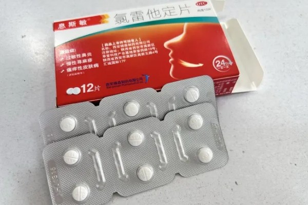 被蜜蜂蛰了如何解决，拔出毒刺再用肥皂水清洗伤口