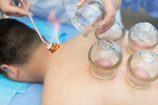 被蜜蜂蛰了如何解决，拔出毒刺再用肥皂水清洗伤口