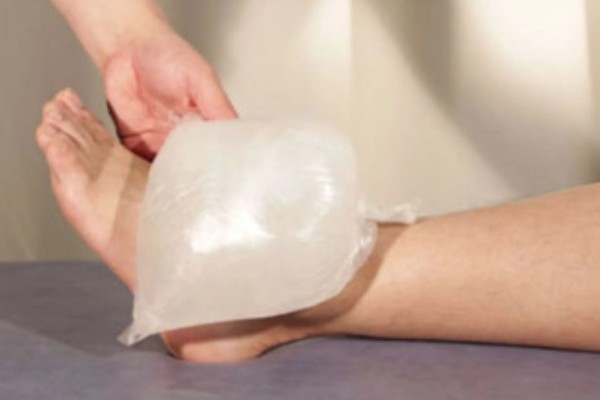 被蜜蜂蛰了如何解决，拔出毒刺再用肥皂水清洗伤口