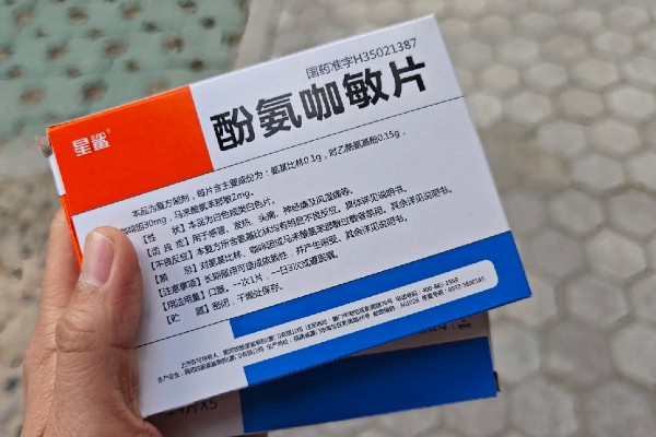 被蜜蜂蛰了如何解决，拔出毒刺再用肥皂水清洗伤口