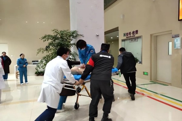 被蜜蜂蛰了如何解决，拔出毒刺再用肥皂水清洗伤口