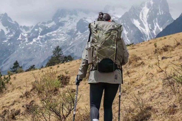 被蜜蜂蛰了如何解决，拔出毒刺再用肥皂水清洗伤口