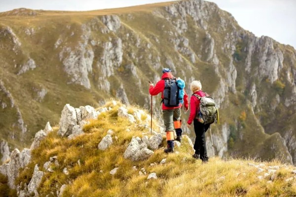 被蜜蜂蛰了如何解决，拔出毒刺再用肥皂水清洗伤口