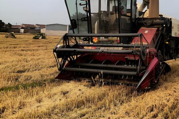 联合收割机工作堵塞原因,可能是中央搅龙堵塞所致