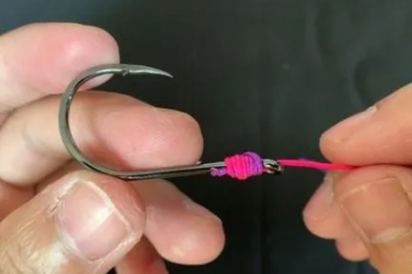 绑鱼钩又快又结实的方法，按以下三个步骤进行