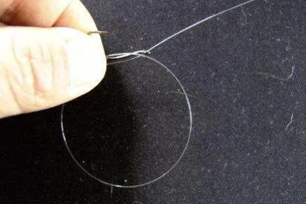 绑鱼钩又快又结实的方法，按以下三个步骤进行