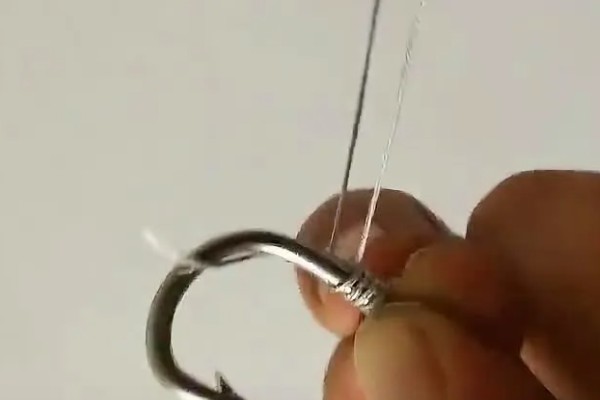 绑鱼钩又快又结实的方法，按以下三个步骤进行