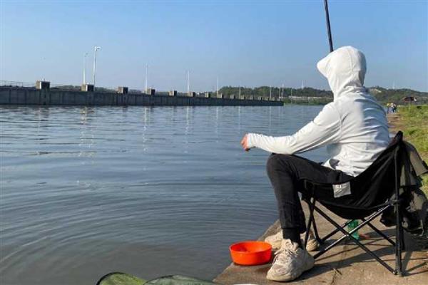 钓鱼走水严重怎么避免走漂,要使用更大的铅坠