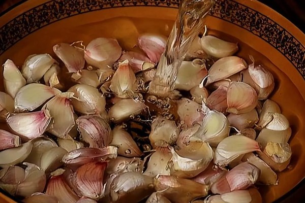 早春大蒜管理方法，结合浇水亩施复合肥15-25公斤