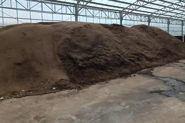 假劣有机肥原材料,有城市污水沉淀的污泥、风化煤等