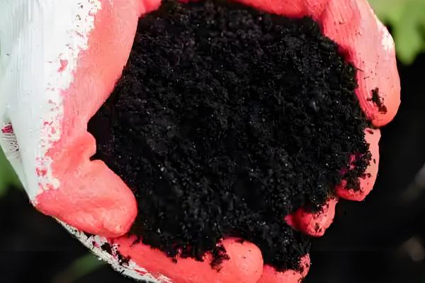 假劣有机肥原材料,有城市污水沉淀的污泥、风化煤等