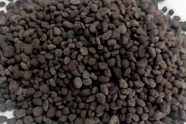 假劣有机肥原材料,有城市污水沉淀的污泥、风化煤等