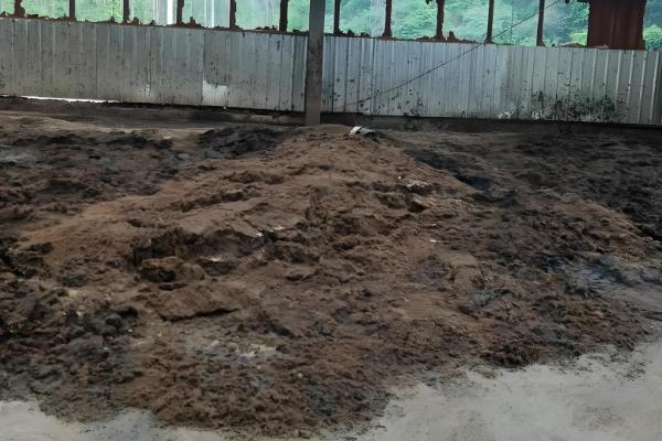 假劣有机肥原材料,有城市污水沉淀的污泥、风化煤等