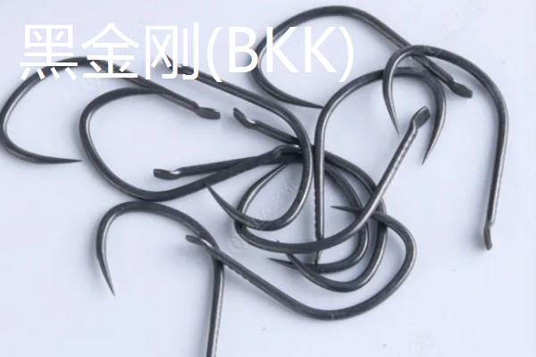 溪流钩与袖钩对比，前者的钩门更宽、钩条更粗