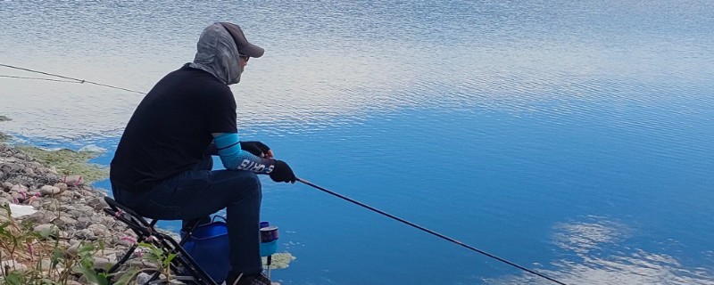 2.7米鱼竿适合的钓鱼时间，可在初春或者深秋进行