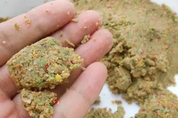 初冬钓鱼用什么饵料，推荐香腥、浓腥味等饵料